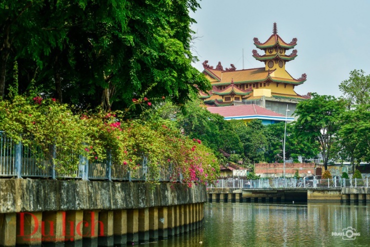 Hay tiếng chuông chùa trầm mặc tự thinh không vọng về trong buổi hoàng hôn muộn.