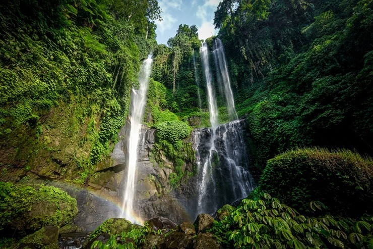 Đảo Bali: Nơi đây phù hợp với mọi nhu cầu của khách du lịch, từ sang trọng đến bình dân. Du khách đến Bali có thể ngắm thác nước, rừng rậm, vách đá, núi lửa, đền thờ và ruộng bậc thang cùng với vô số nhà hàng ngon.
