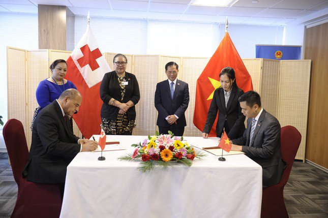Ký kết Thông cáo chung về việc thiết lập quan hệ ngoại giao Việt Nam – Tonga giữa hai Đại sứ, Trưởng Phái đoàn hai nước tại Liên hợp quốc.