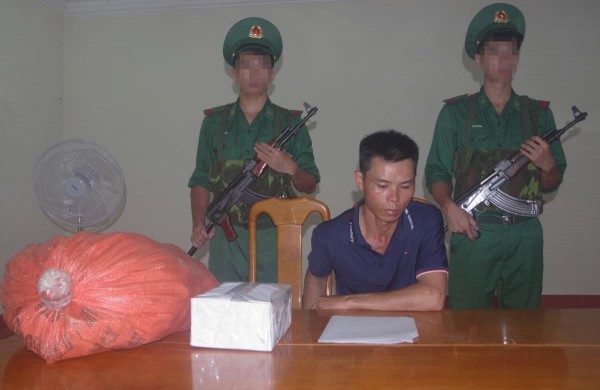 Đối tượng Lê Văn Duật cùng tang vật vụ án.