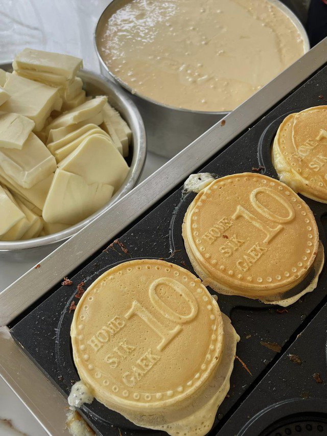 Những chiếc bánh đồng xu phô mai nóng hổi, thơm mùi bơ vỏ bánh và hương vị béo ngậy của phô mai sẽ không làm bạn thất vọng đâu nhé.
