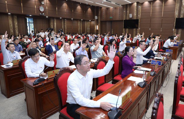 Các đại biểu biểu quyết thông qua Nghị quyết về hỗ trợ các đối tượng bị ảnh hưởng do vụ cháy tại số 37, ngách 29/70, phố Khương Hạ, phường Khương Đình (quận Thanh Xuân, Hà Nội)