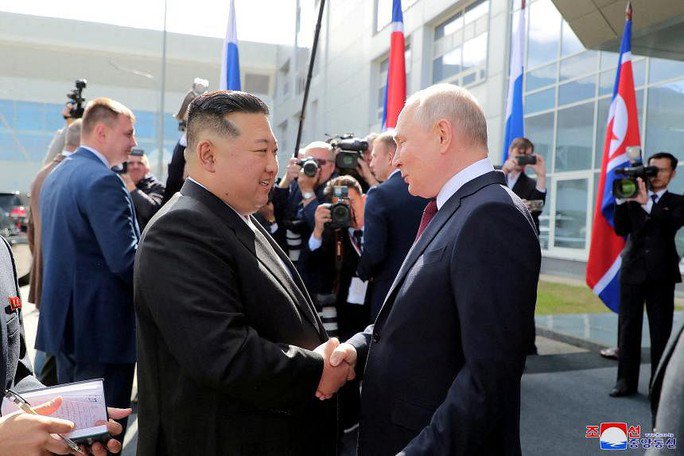 Nhà lãnh đạo Triều Tiên Kim Jong-un gặp Tổng thống Nga Vladimir Putin tại Nga vào ngày 13-9. ẢNH: Reuters