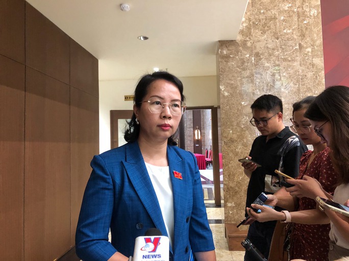 Bà Bùi Huyền Mai, Bí thư quận ủy Thanh Xuân, trả lời báo chí liên quan đến vụ cháy.