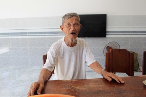 Cụ Hứa hào hứng khi kể lại một thời vây cọp. Ảnh: Quang Viên