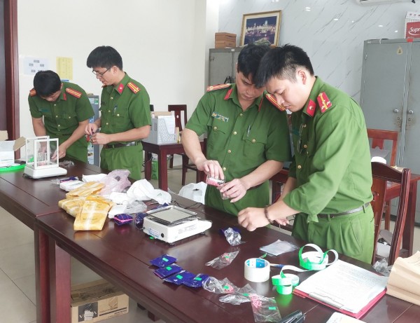 Lực lượng chức năng tiến hành giám định tang vật.