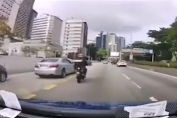 Xe máy - Xe đạp - Clip: Xe máy ngã ra đường vì ô tô phanh gấp để "trả thù"