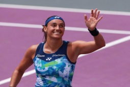 Thể thao - Nữ tay vợt "cãi" trọng tài &amp; tặng điểm đối thủ, ngôi sao rời sân bằng xe lăn