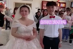 Bạn trẻ - Cuộc sống - Chú rể 20 tuổi 'vui ra mặt' khi cưới được cô dâu gần bằng tuổi mẹ