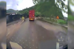 Xe máy - Xe đạp - Clip: Xe đạp thoát nạn khi container ôm cua suýt "nuốt" vào gầm