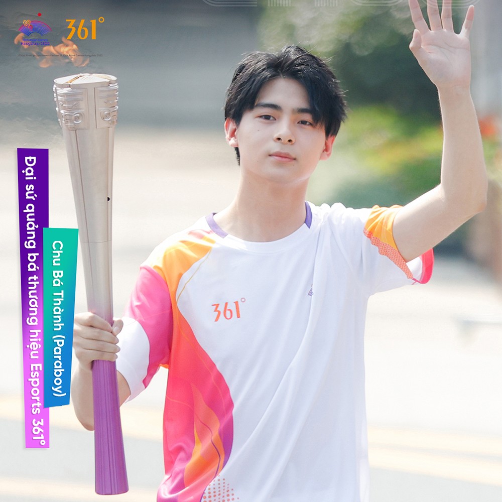 Vận động viên Chu Bá Thành (Paraboy) - Đại sứ quảng bá thương hiệu Esports 361º trong lễ rước đuốc