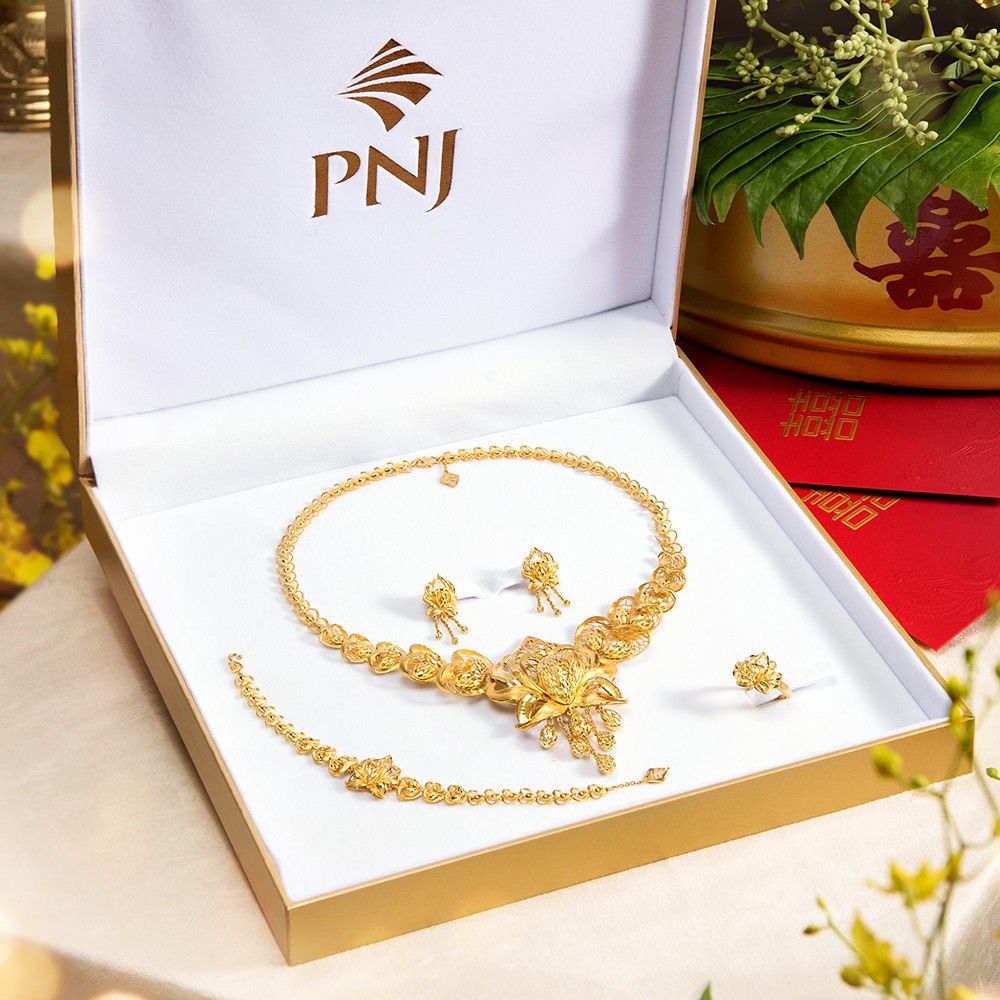 Hình ảnh trầu têm cánh phượng trên Bộ trang sức Trầu Cau PNJ vàng 24K phiên bản đặc biệt được chế tác nổi bật với những đường nét tinh xảo