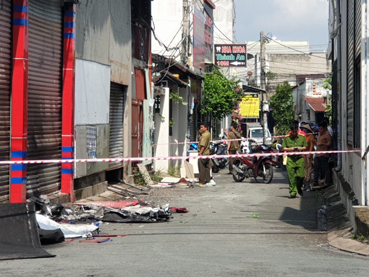 Lực lượng chức năng phong toả hiện trường để điều tra nguyên nhân vụ cháy