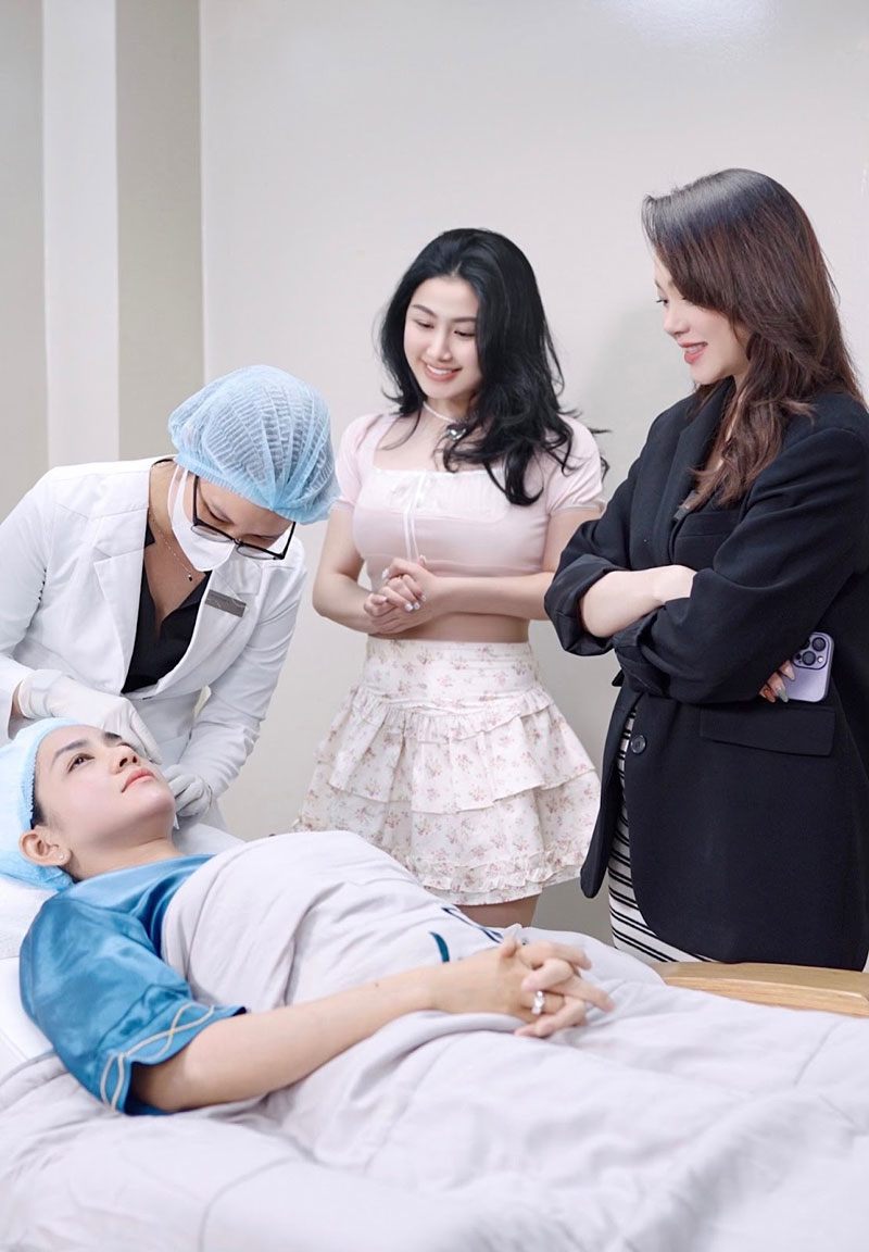 Minh Hằng luôn bên cạnh theo dõi và khuyến khích em dâu trong quá trình làm làm đẹp