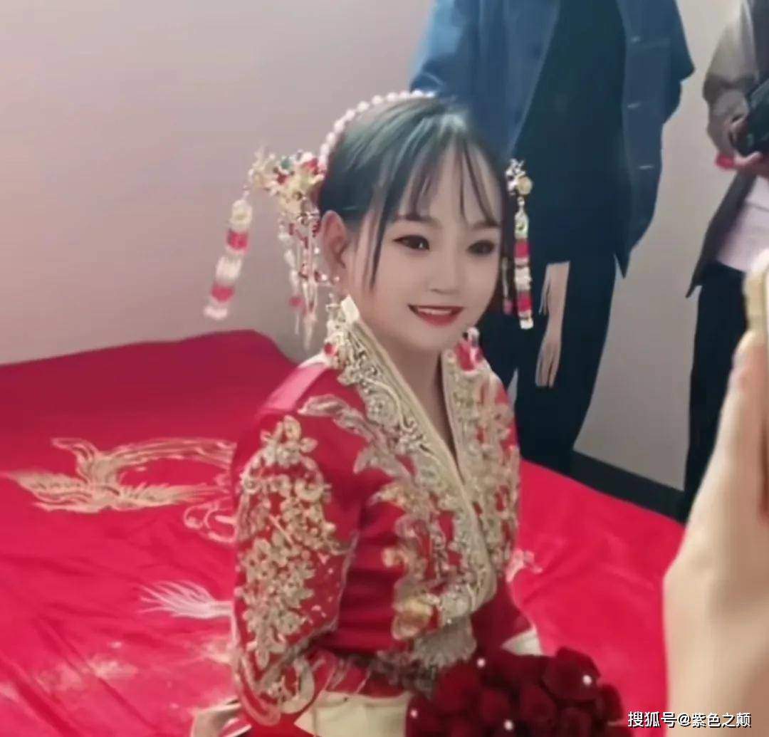 Cô dâu Trung Quốc gây sốc bởi gương mặt trẻ măng như mới 13 tuổi - 1