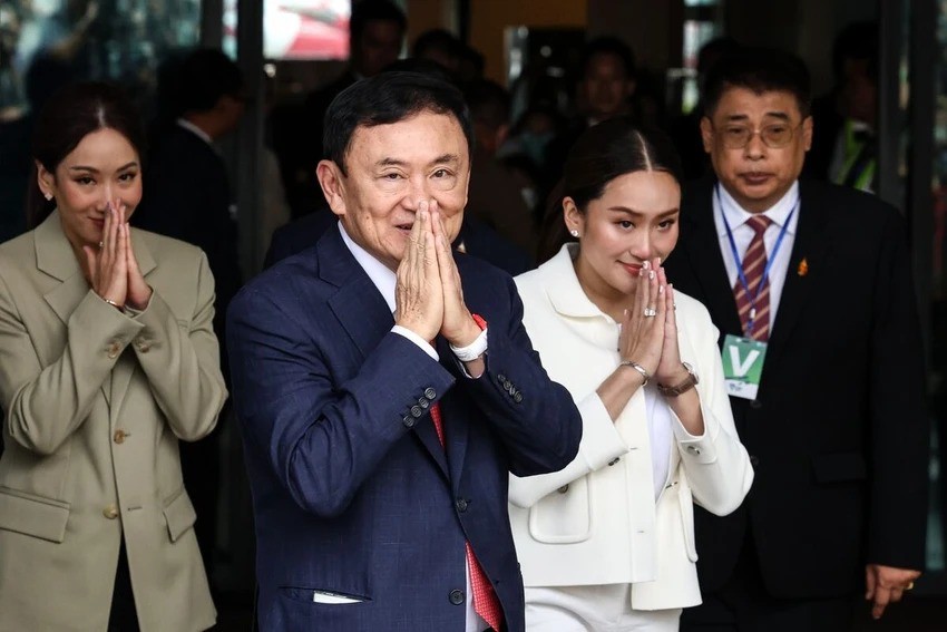 Cựu Thủ tướng Thái Lan Thaksin Shinawatra (giữa) về nước ngày 22-8. Ảnh: Valeria Mongelli/BLOOMBERG