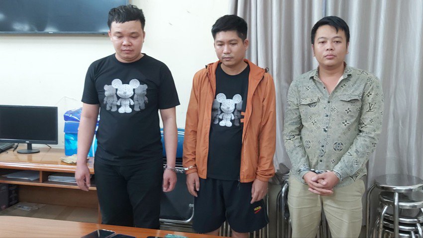 Hùng, Sơn và Linh tại cơ quan điều tra. Ảnh: CA