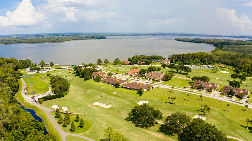 Hệ thống sân golf với đầy đủ trang thiết bị là nơi tập luyện cho các tài năng thể thao tại Ivy Global School