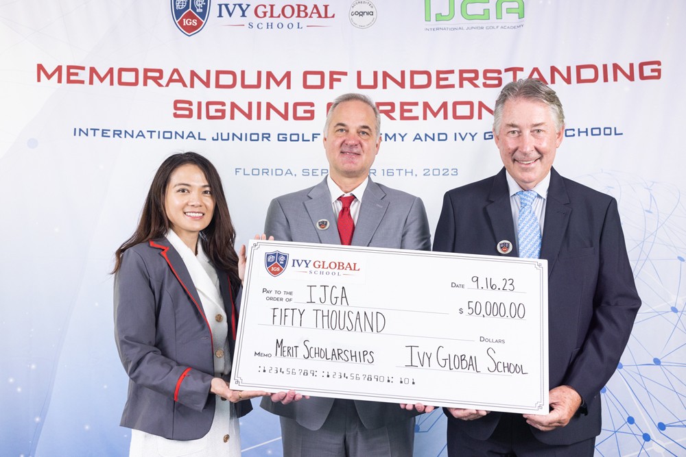 Đại diện Ivy Global School ký kết hợp tác và trao học bổng cho học sinh tài năng golf tại Hoa Kỳ