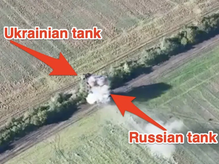 Xe tăng Nga bốc khói sau khi trúng phát đạn ở cự ly gần của xe tăng Ukraine.
