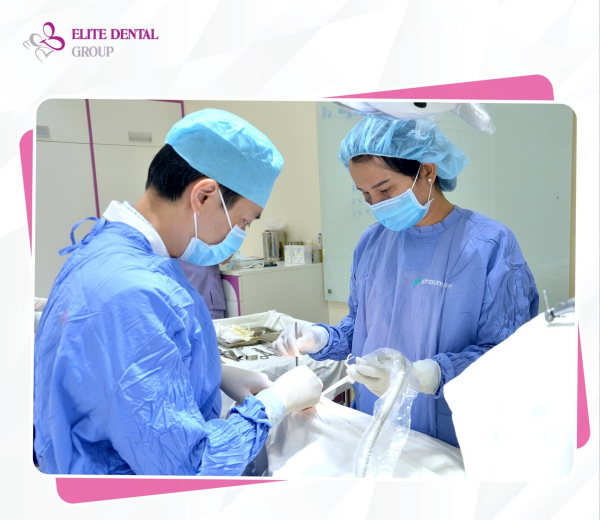 Công nghệ trồng răng Implant tại Elite Dental có sự phối hợp nhịp nhàng giữa bác sĩ và trang thiết bị tối tân.