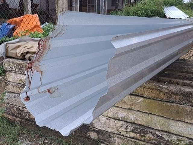 Tin tức trong ngày - Va vào cuộn tôn, bé trai 9 tuổi tử vong thương tâm