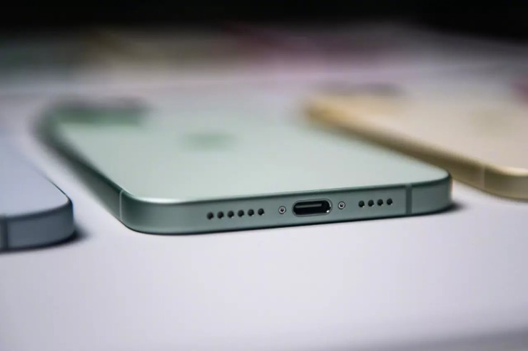 Cổng USB-C trên iPhone 15 series.