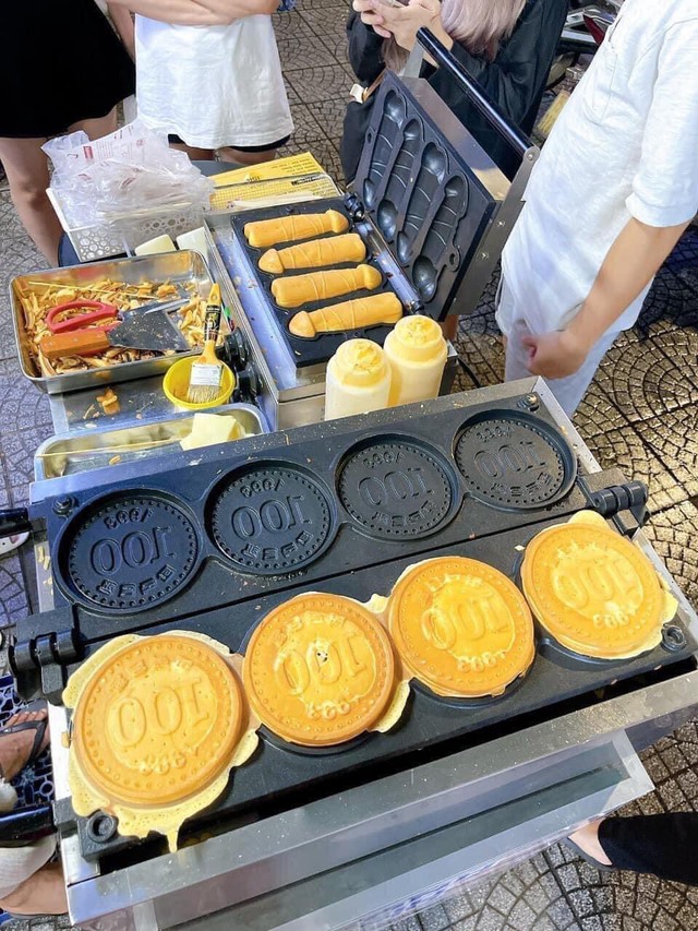 Bên cạnh hình khuôn bánh đồng xu truyền thống, có người đã sáng tạo ra loại bánh đồng xu hình độc lạ