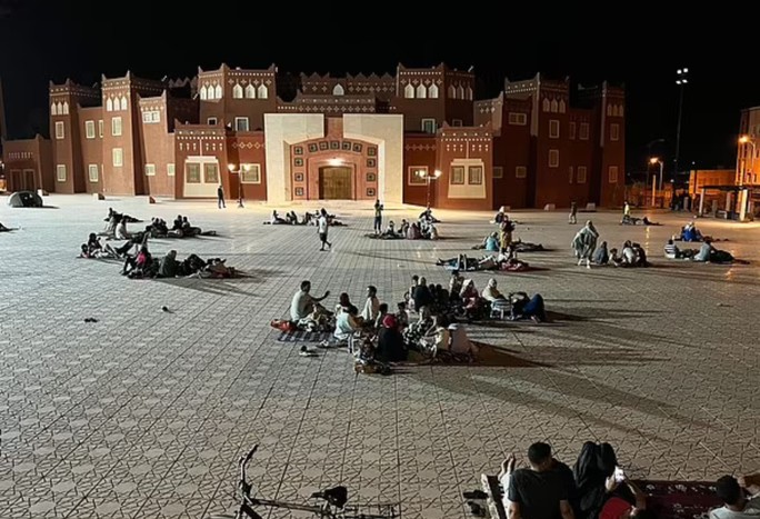 Hàng ngàn ngôi nhà bị thiệt hại, nhiều người sống trong cảnh "màn trời chiếu đất". Ảnh: Reuters