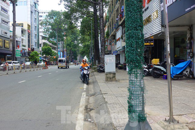Theo đại diện Uỷ ban Mặt trận Tổ quốc Việt Nam quận 5 (đơn vị phát động, chủ trì thực hiện mô hình) cho biết, địa phương đang tháo gỡ những thảm cỏ bị xuống cấp, hư hỏng. Đồng thời, đánh giá lại hiệu quả của mô hình sau 4 năm triển khai.