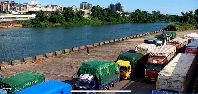 Hàng thủy sản và hàng bột sắn, nông sản xuất khẩu sang Trung Quốc qua Lối mở cầu phao tạm KM3+4 Hải Yên, Móng Cái ngày 22-9. Ảnh H.V.