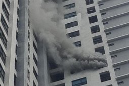 Cháy căn hộ tầng chung cư cao cấp ở Hà Nội, khói bốc nghi ngút