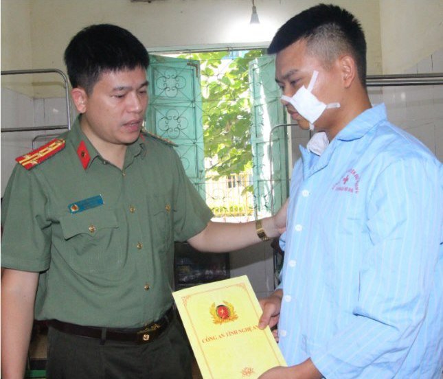 Thượng úy Phạm Xuân Nghị bị thương ở mặt khi truy bắt nhóm tội phạm ma túy.