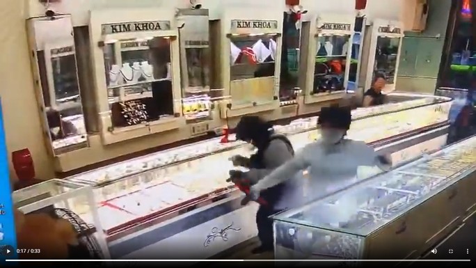Hai đối tượng mang mũ bảo hiểm, súng vào cướp tiệm vàng Kim Khoa ở Cam Ranh