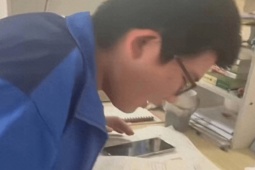 Giáo dục - du học - Nam sinh bật khóc khi cố gắng rất nhiều vẫn đứng thứ 2 trong lớp, cách phản ứng của người mẹ khiến mọi người đồng tình