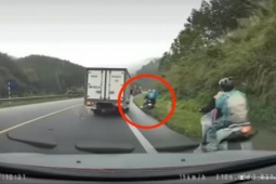 Tin tức trong ngày - Clip: Xe tải chạy ẩu bị xe đầu kéo tông văng, 2 người gặp "tai bay vạ gió"