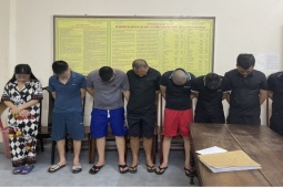 Pháp luật - Phát hiện 1 cô gái và 7 người đàn ông trên xe hơi dương tính với ma túy