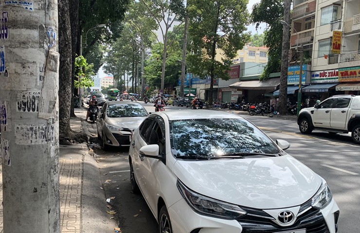 Ghi nhận của phóng viên, việc tháo lớp cỏ nhựa trên các trụ điện, cột đèn chiếu sáng không làm đồng loạt, nhiều trụ điện vẫn còn ốp cỏ nhựa.