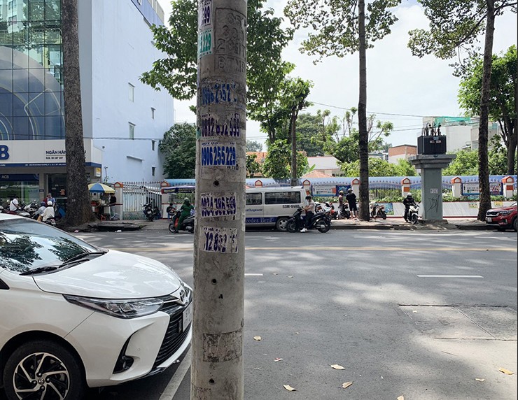 Trên bề mặt của các trụ điện, cột đèn này vẫn còn lưu lại vệt băng keo, dấu cạo xóa và số điện thoại rao vặt cũ.