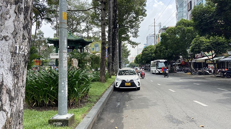 Hàng trăm trụ điện, cột đèn chiếu sáng được tháo lớp cỏ nhựa sau thời gian ngăn quảng cáo bẩn, rao vặt.