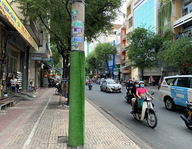 Hàng trăm trụ điện được “cởi áo giáp” sau nhiều năm quấn “cỏ” để chống rao vặt - 3