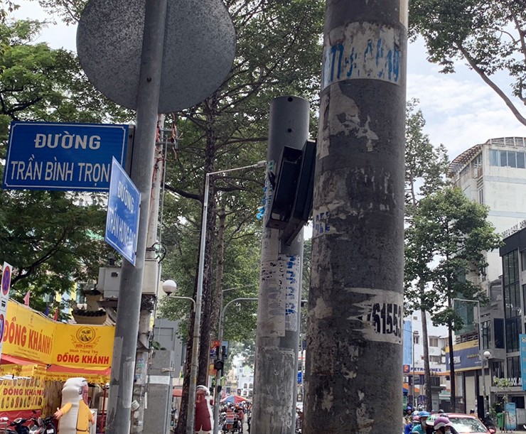 Cột đèn chiếu sáng ngay giao lộ Trần Bình Trọng – Trần Hưng Đạo cũng được gỡ lớp cỏ nhựa bọc ngoài.