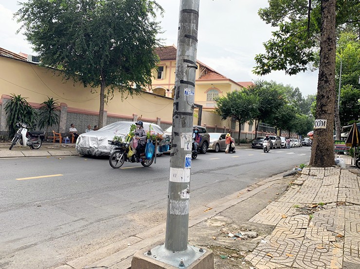 Việc ốp cỏ nhựa “phủ xanh” các cột điện gây ý kiến trái chiều về thẩm mỹ, độ an toàn do cỏ nhựa dễ bắt lửa, gây chập điện.