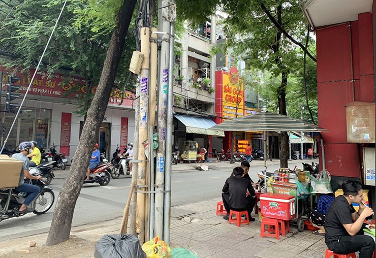 Trụ điện trên đường Nguyễn Trãi trước và sau khi được tháo “áo giáp” chống rao vặt, quảng cáo bẩn.