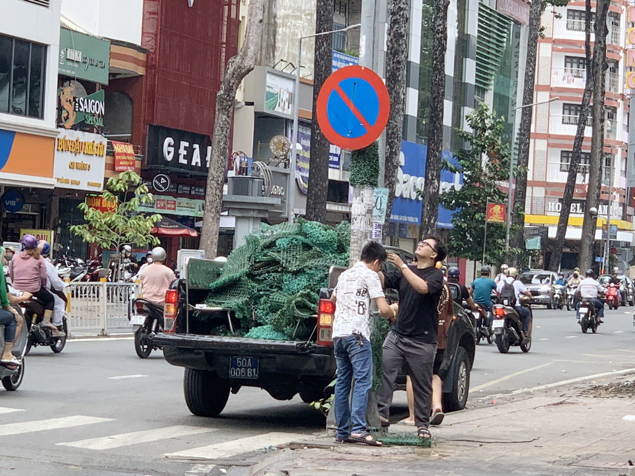 Những ngày gần đây, hàng loạt trụ điện, cột đèn chiếu sáng trên nhiều tuyến đường ở quận 5 được tháo lớp cỏ nhựa quấn quanh thân. Trước đó, những trụ điện, cột đèn này được quấn cỏ nhựa để ngăn tình trạng dán quảng cáo, rao vặt trái phép.
