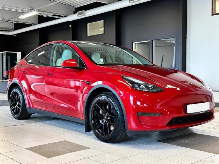 3. Tesla Model Y đạt doanh số 747.000 chiếc vào năm 2022, tăng 91% so với doanh số năm trước đó. Tesla Model Y là dòng xe SUV chạy điện, bắt đầu bán ra thị trường vào năm 2020. Xe được phát triển dựa trên nền tảng dòng sedan Tesla Model 3. Nếu tính trong quý 1 năm 2023, Model Y thậm chí còn vượt doanh số cùng kỳ của Toyota Corolla trên toàn cầu.