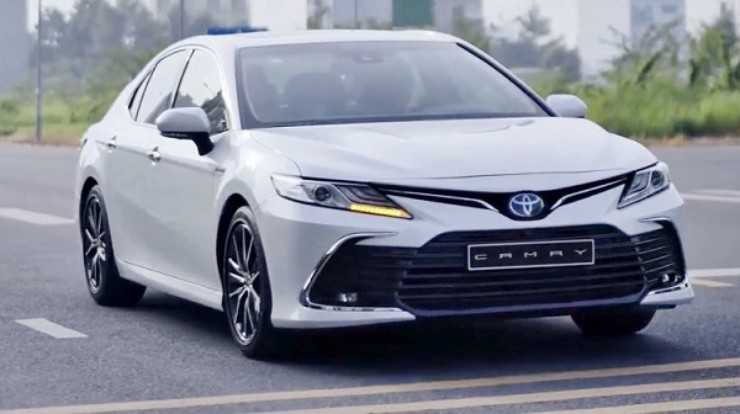 5. Toyota Camry đứng thứ năm trong danh sách này với 673.000 chiếc được bán ra trên toàn cầu vào năm 2022, sụt giảm rất nhẹ chỉ 1% so với năm 2021. Camry là dòng xe danh tiếng và được nhiều người tiêu dùng Việt Nam biết đến. Dòng xe này xuất hiện vào năm 1982, thuộc phân khúc sedan 4 cánh. Camry đã xuất hiện trên 100 quốc gia và vùng lãnh thổ, với tổng số hơn 21 triệu chiếc được bán ra cho tới cuối năm 2022.