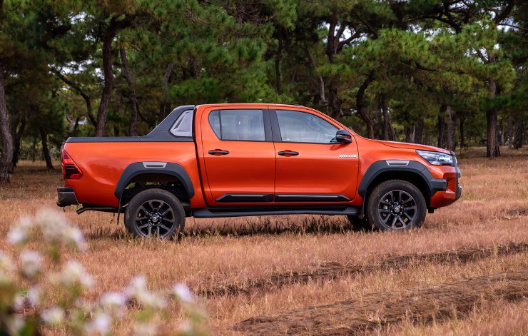 6. Toyota Hilux đạt 632.000 chiếc được bán ra vào năm 2022, tăng 13% so với năm 2021. Hilux là dòng xe bán tải, thiết kế 5 chỗ ngồi. Thân hình xe nhìn mạnh mẽ, trang bị khối động cơ dầu 2.4 đạt công suất tối đa 147 mã lực.