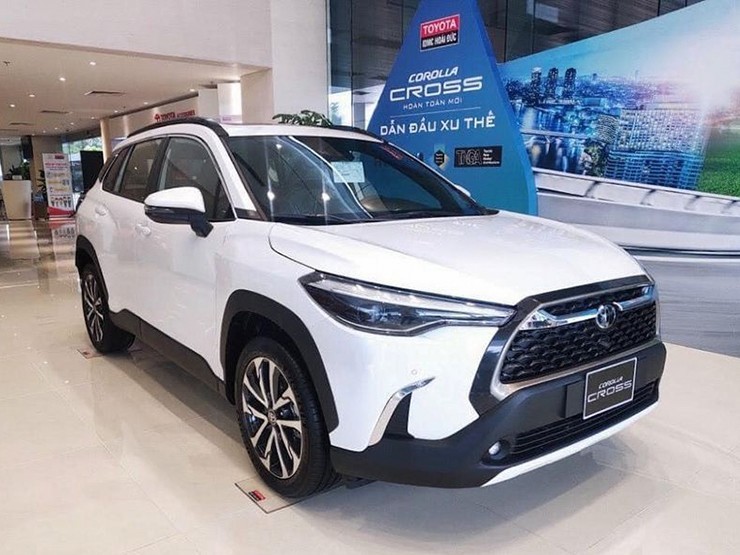 8. Toyota Corolla Cross tạo bất ngờ khi đạt doanh số 530 nghìn chiếc, tăng 221% so với doanh số năm 2021. Đây là mẫu xe thể thao đa dụng mới có mặt trên thị trường vào tháng 9/2021, thế nhưng có khả năng bứt tốc mạnh về doanh số. Hiện tại Corolla Cross đã có mặt tại Việt Nam, với giá đề xuất từ 760 triệu đồng.