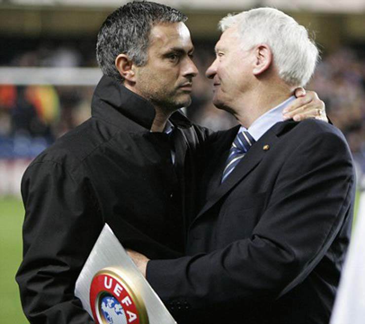 Cặp thầy trò Sir Bobby Robson (phải) và Jose Mourinho